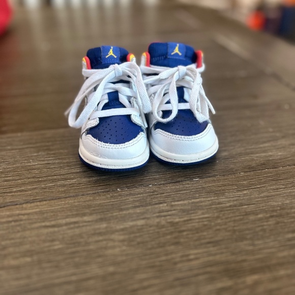 Toddler Jordans  4C - Picture 2 of 5